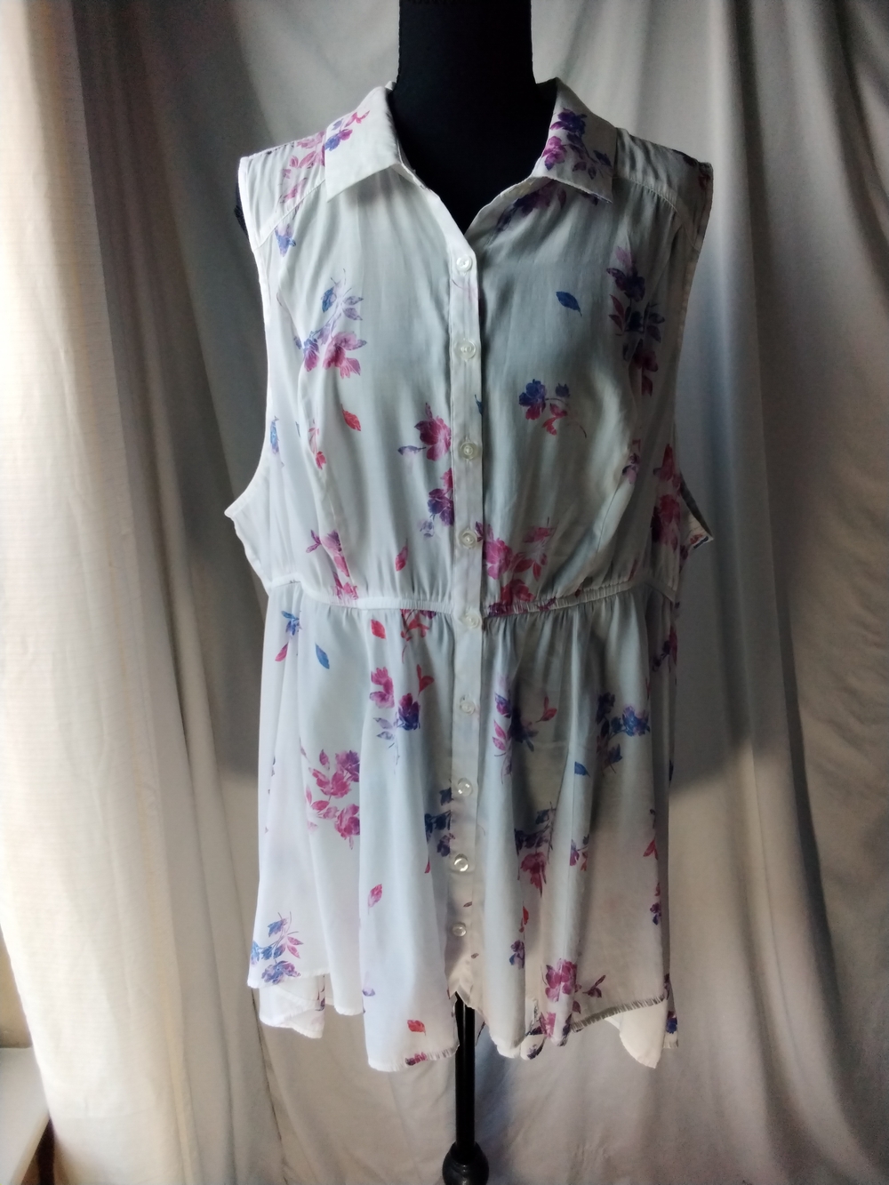 torrid White Sleeveless Floral Button-Front Blouse with Pink and Blue Accents